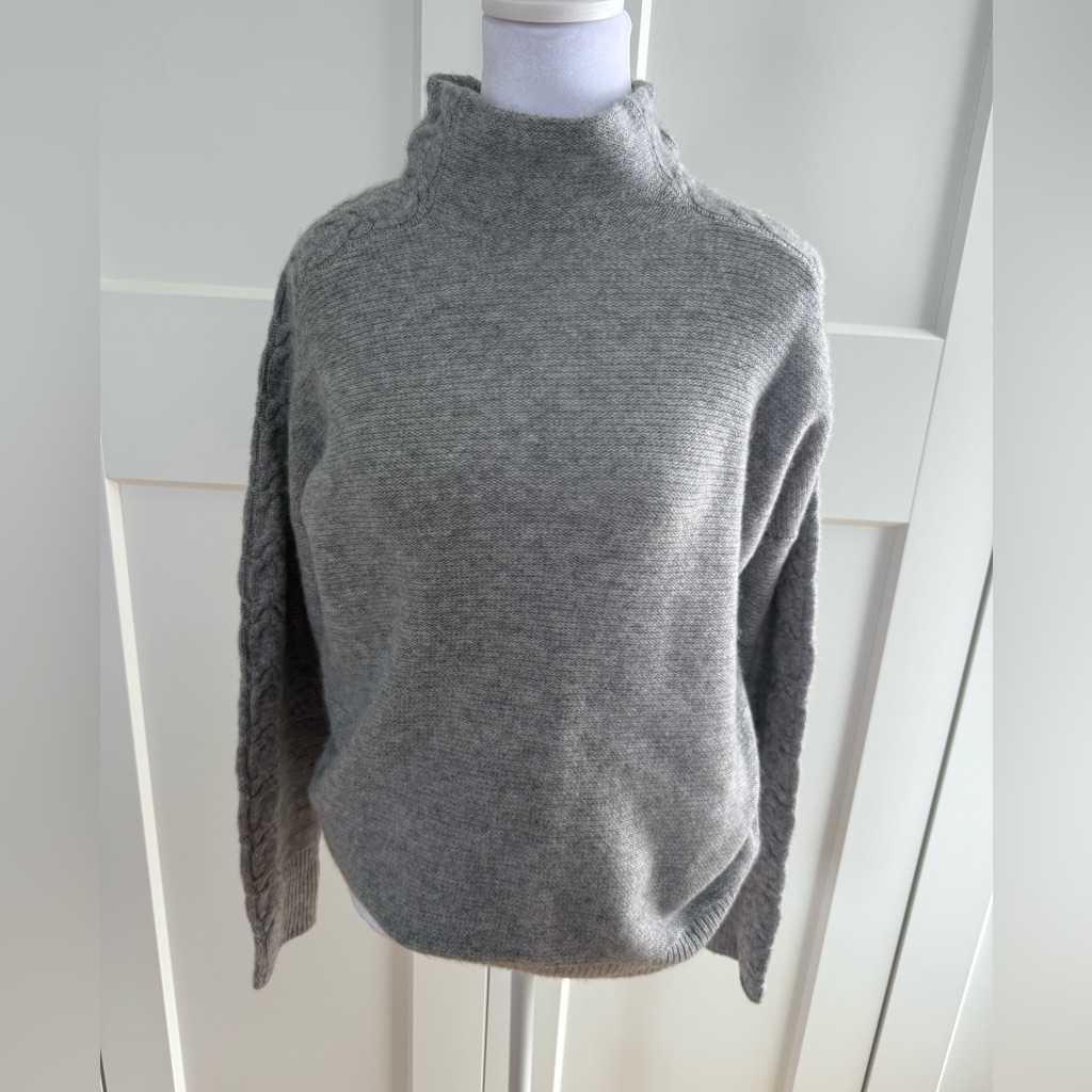 Gray Soft Cashmere Women’s Sweater With Detail